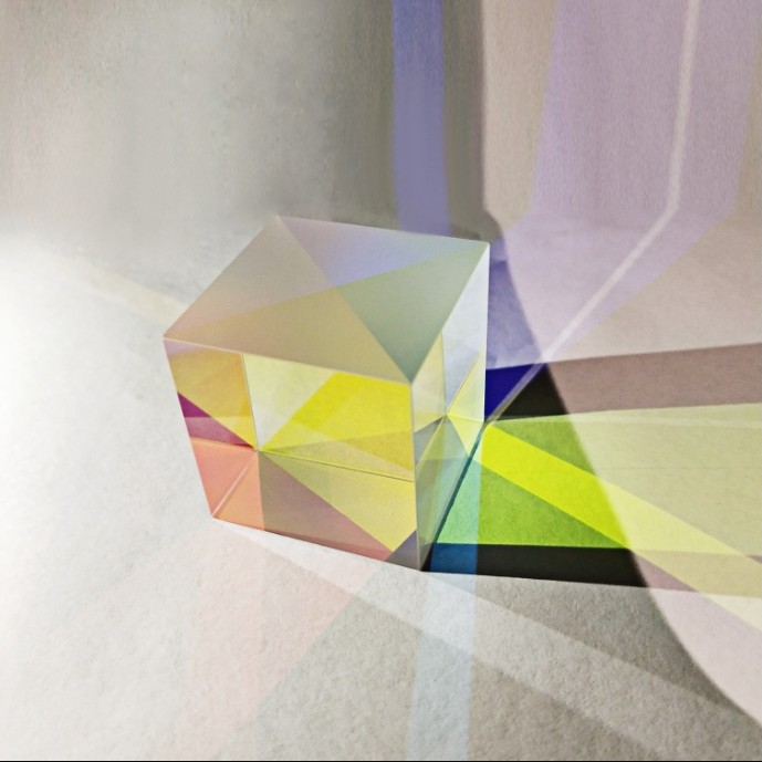 什么是合色棱鏡？它對投影儀有哪些作用？