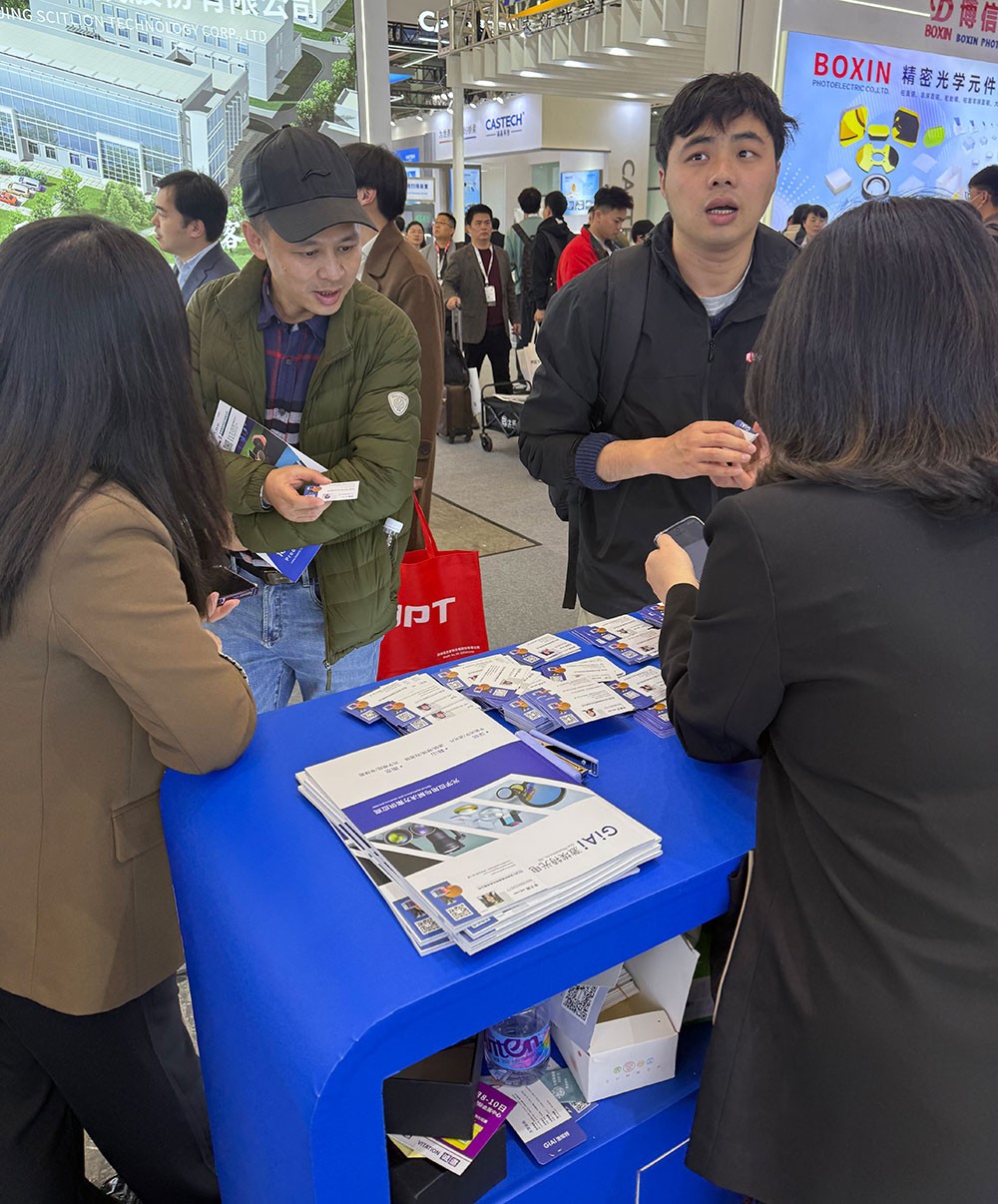 激埃特現場工作人員為參觀者講解2