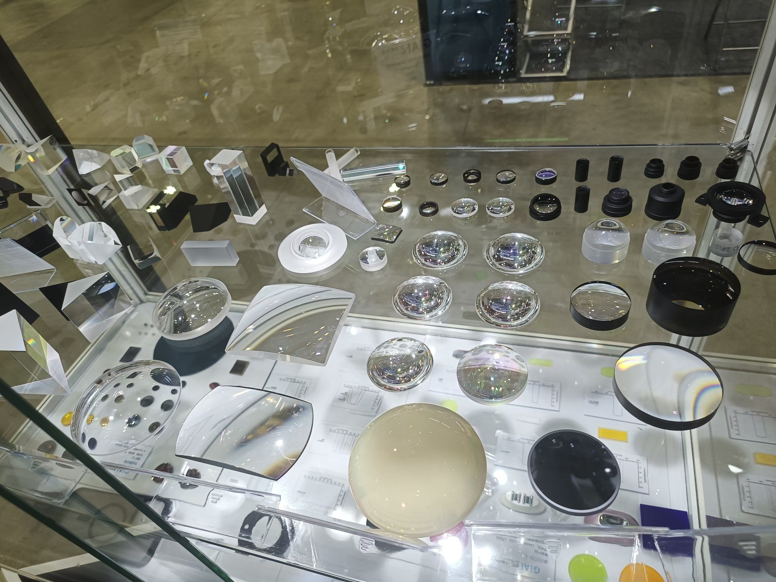 非球面點車與一體模壓工藝對比與應(yīng)用表現(xiàn)